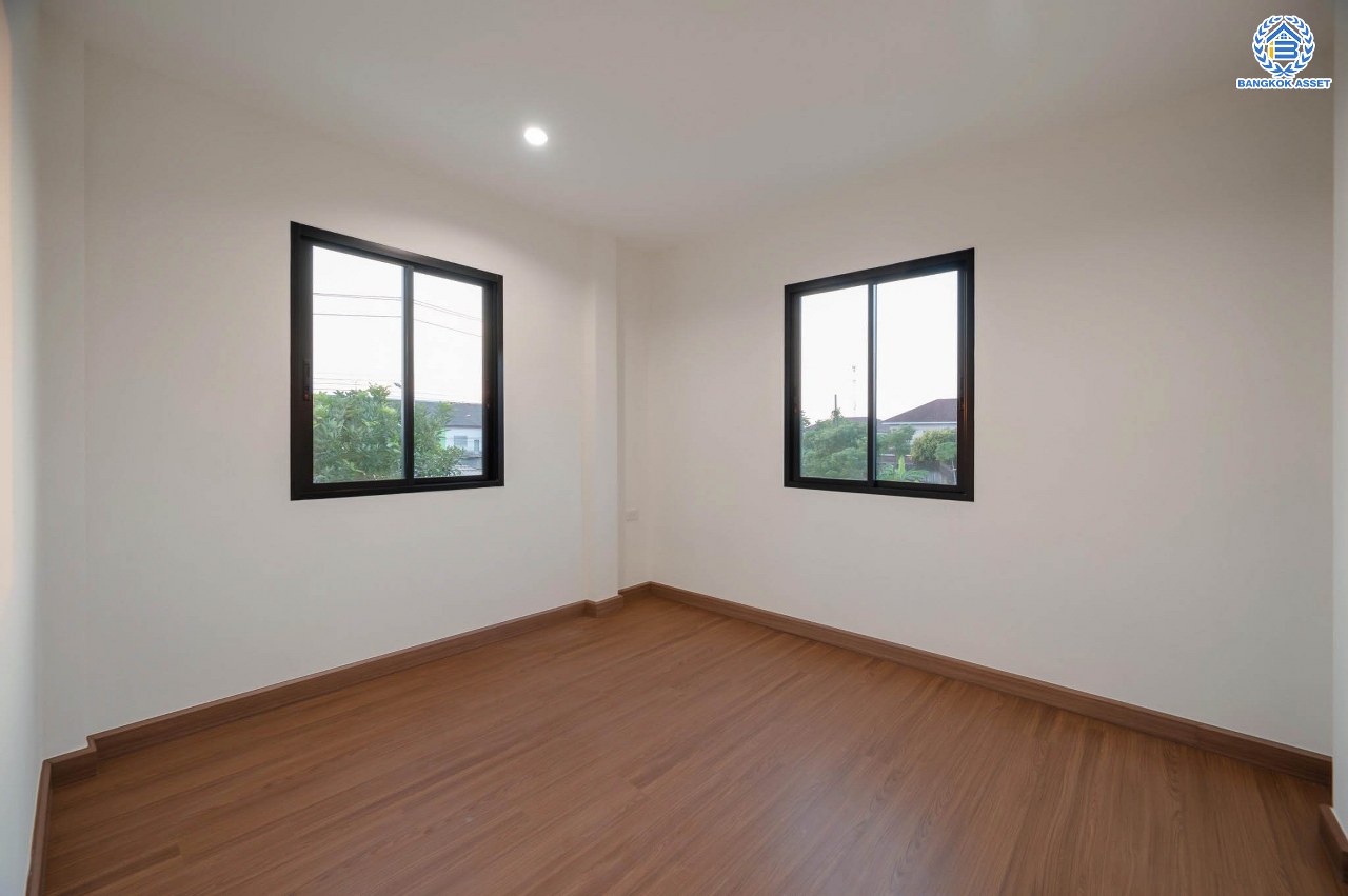 บ้านมือสองตกแต่งใหม่ คุณภาพแบรนด์ LH โครงการ ชลลดา บางบัวทอง เนื้อที่ 72 ตร.ว. ตกแต่งหรูหรา ฟังก์ชันจัดเต็ม 3 ห้องนอน 2 ห้องน้ำ 1 ห้องอเนกประสงค์ จอดรถได้ 1 คัน พร้อม Facilities ครบ! บนทำเลคุณภาพ เชื่อมต่อได้หลายเส้นทาง ใกล้เซ็นทรัลเวสต์เกต และรถไฟฟ้า "สถานีบางพลู"